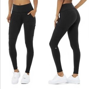 ALO High-Waist Cargo Legging, COLOR BLACK SIZE MEDIUM NEW.  0559